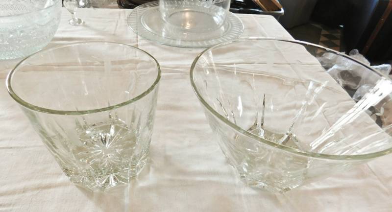 lot 97 image: 2 decorative etched glass bowls