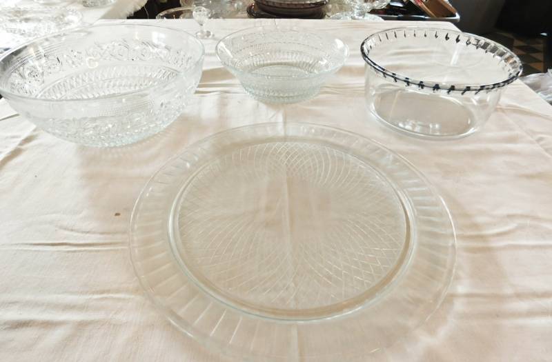 lot 98 image: nice glass serving items