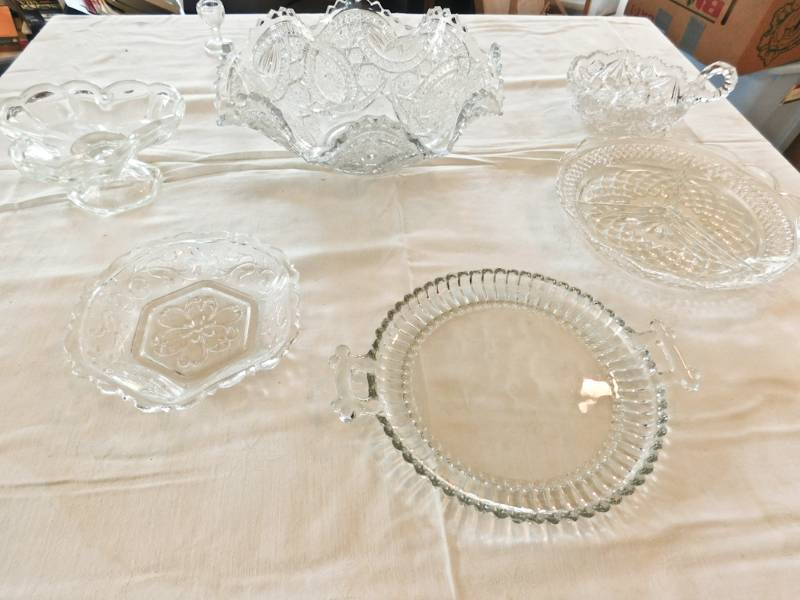 lot 99 image: nice glass serving items