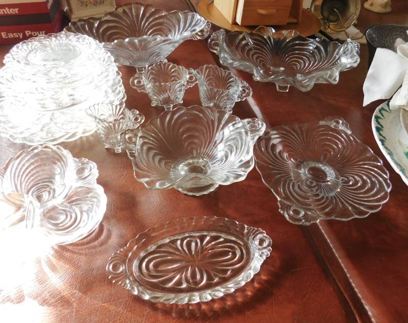 lot 100 image: nice glass serving items