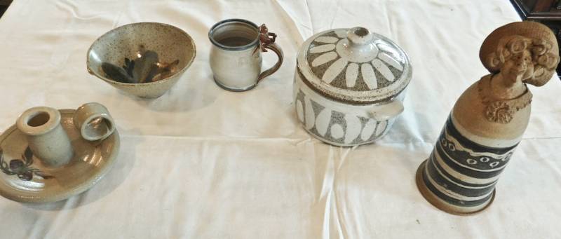 lot 102 image: very nice pottery items