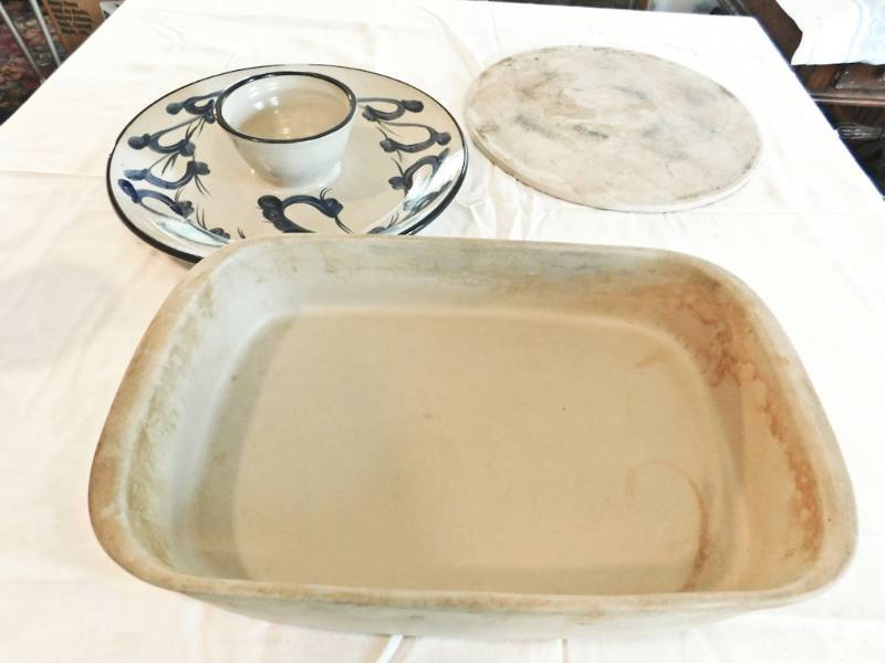 lot 104 image: Pampered Chef baking dish