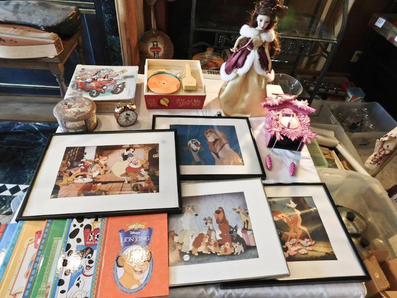 lot 125 image: Dinsey table lot