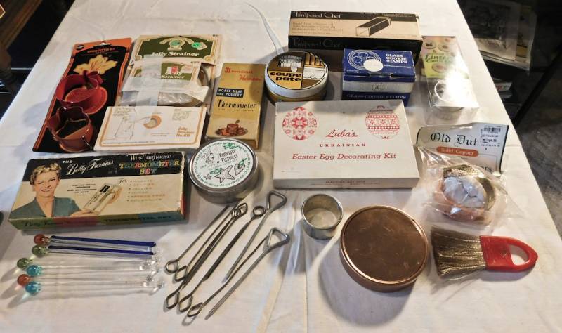 lot 107 image: vintage specialty kitchen items