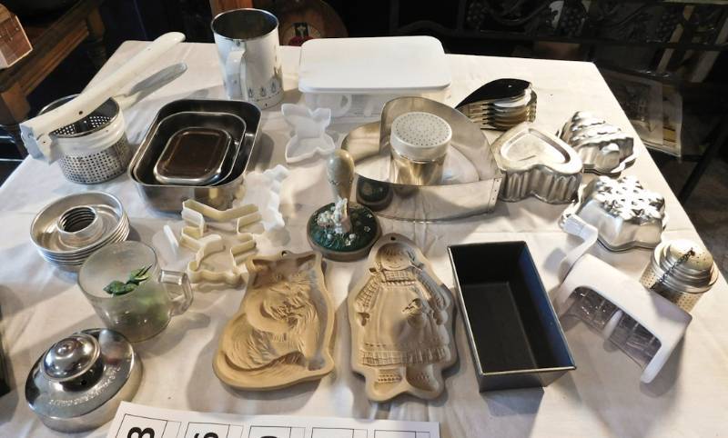 lot 108 image: vintage specialty kitchen items