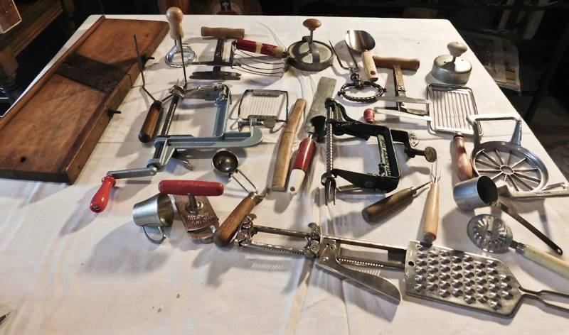 lot 109 image: lot of vintage and antique kitchen items