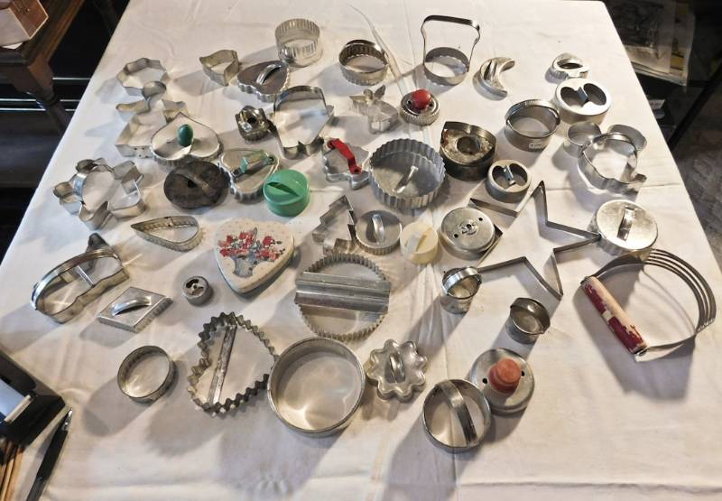 lot 110 image: vintage cookie cutters