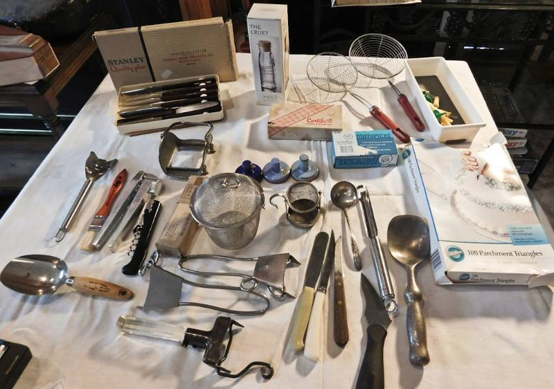 lot 114 image: large lot of kitchen utensils