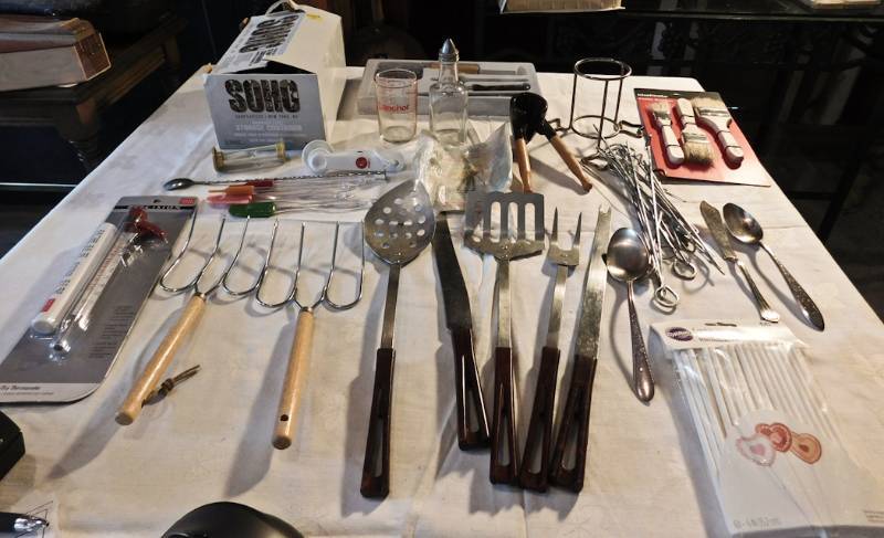 lot 115 image: large lot of kitchen utensils
