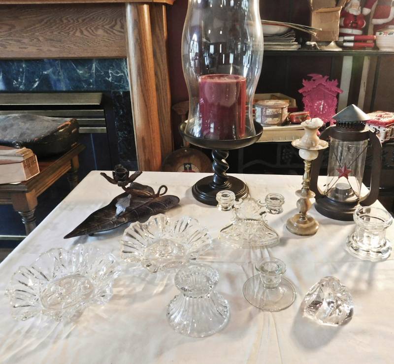 lot 120 image: glass and candle dcor items
