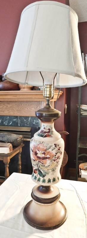 lot 127 image: vintage lamp with a light up base