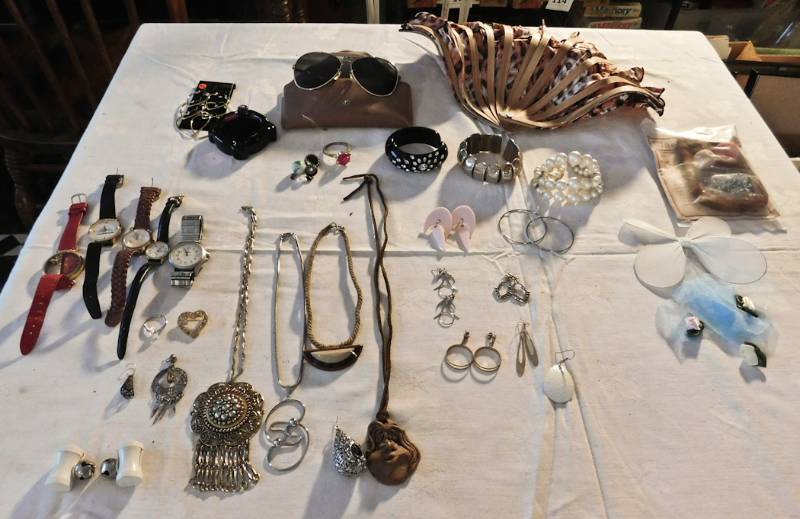 lot 131 image: watches, jewelry and more