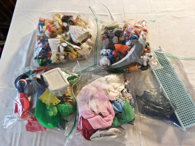 lot 134 image: large lot of childrens toys