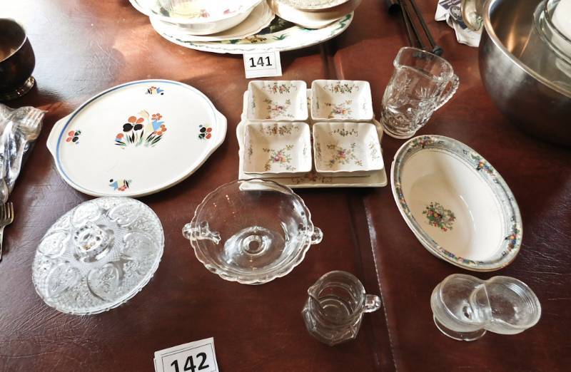 lot 142 image: dinner servingware items