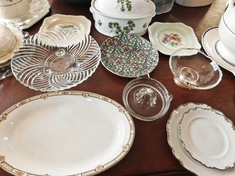 lot 145 image: dinner servingware items