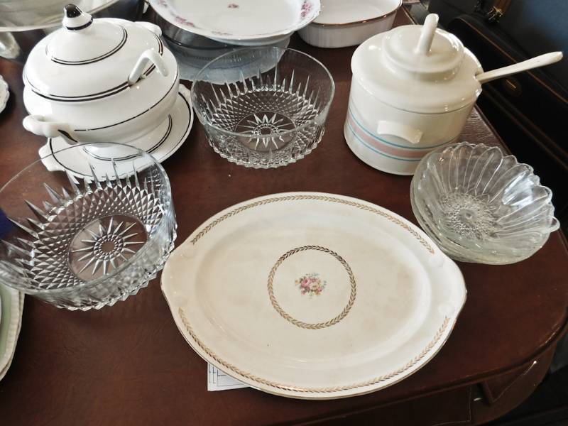 lot 146 image: dinner servingware items