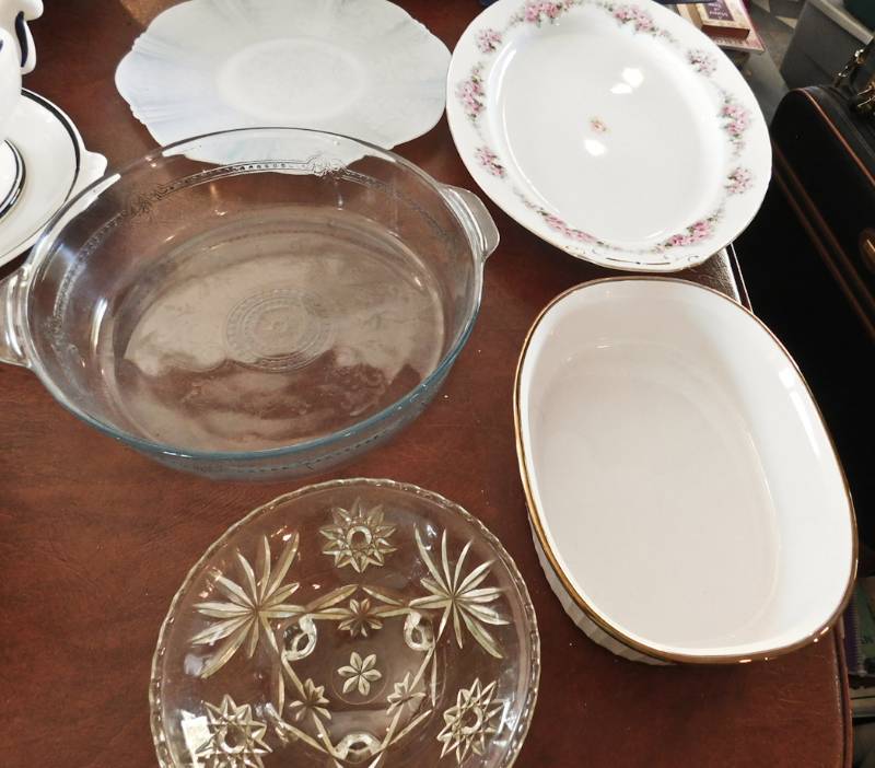 lot 147 image: dinner servingware items