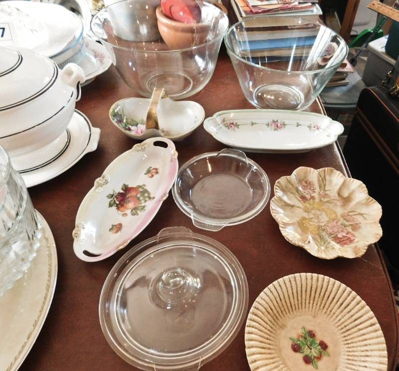 lot 148 image: dinner servingware items