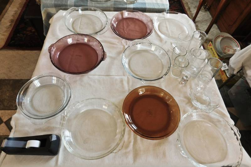 lot 152 image: pie plates various colors all glass