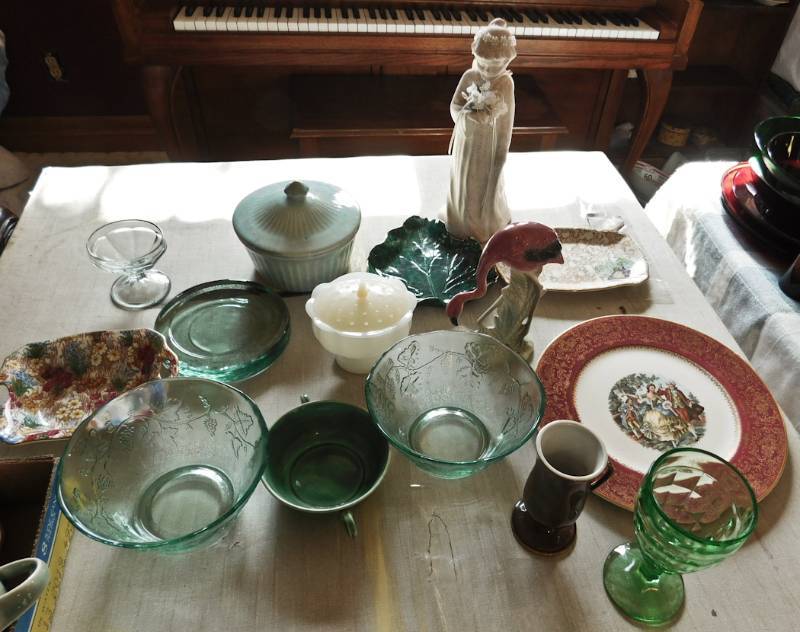 lot 153 image: serving and dcor items collectible