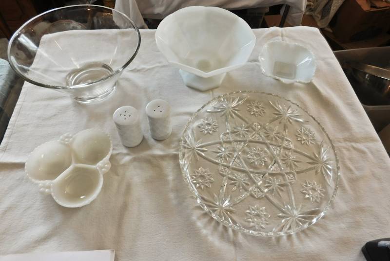 lot 154 image: fine serving ware items