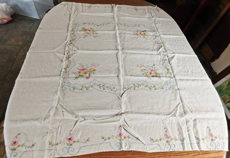 lot 194 image: 5 dinner tablecloths and placemats