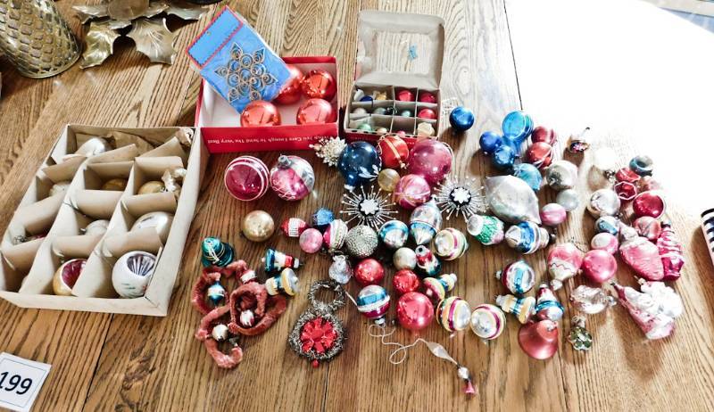 lot 199 image: all very vintage Christmas bulbs