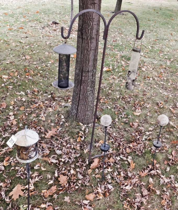 lot 202 image: wrought iron double hook and feeders