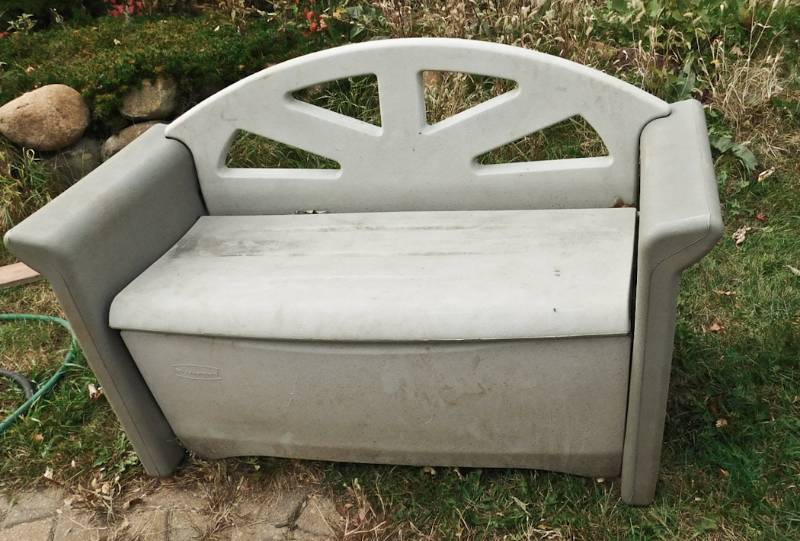 lot 215 image: Rubbermaid bench with storage