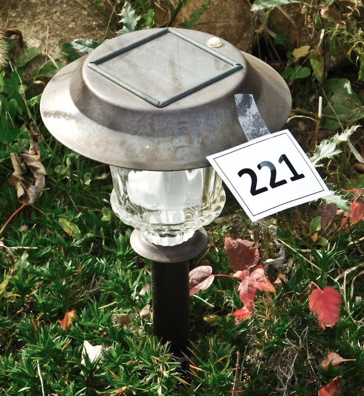 lot 221 image: 16 solar powered ground path lights
