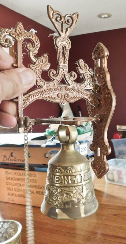 lot 46 image: metal dcor items