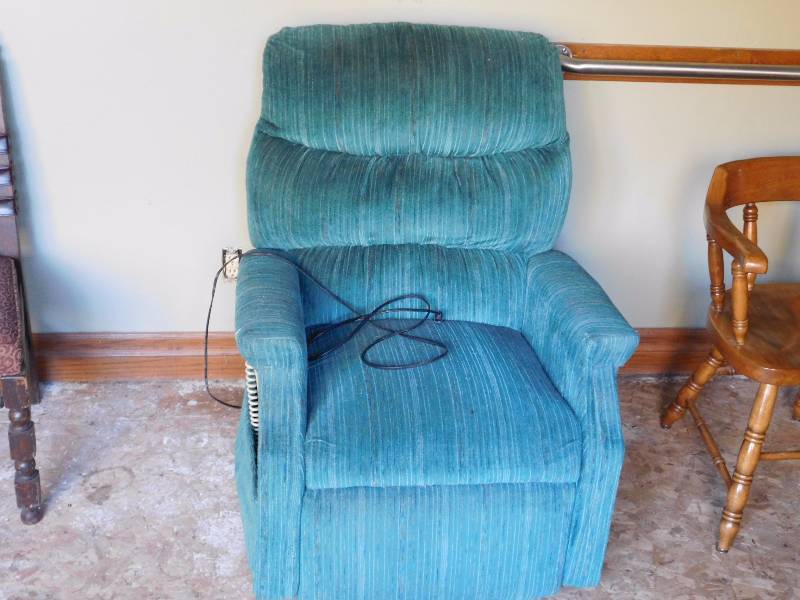lot 172 image: electric ez stand lift chair