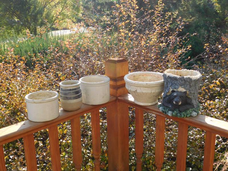 lot 175 image: small crocks and planters