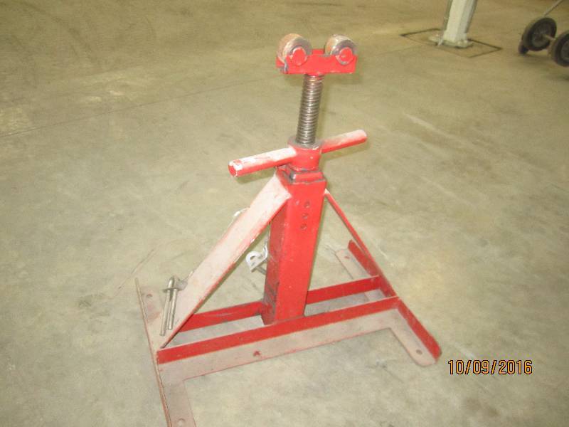 Screw type reel stand...