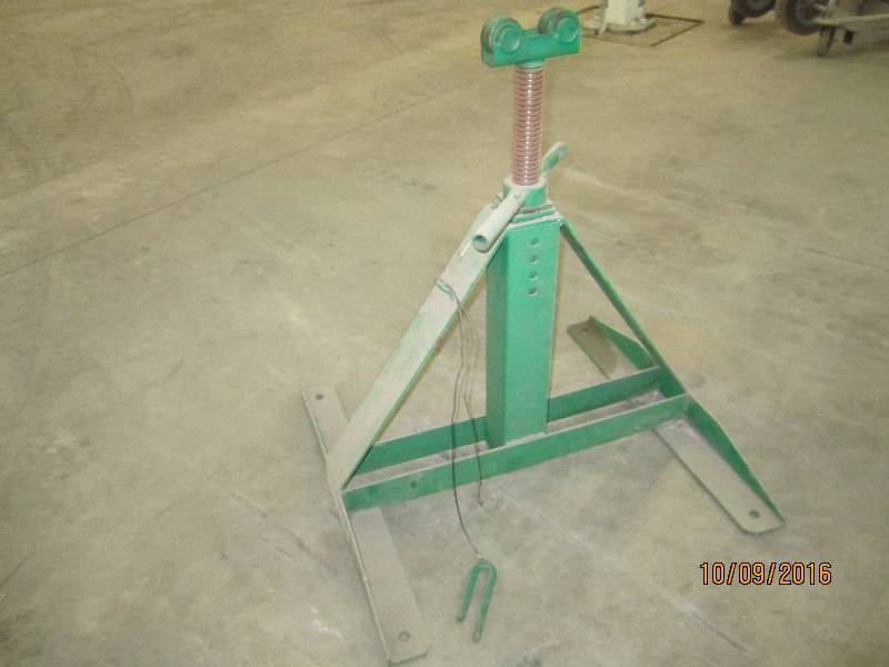 Screw type reel stand...