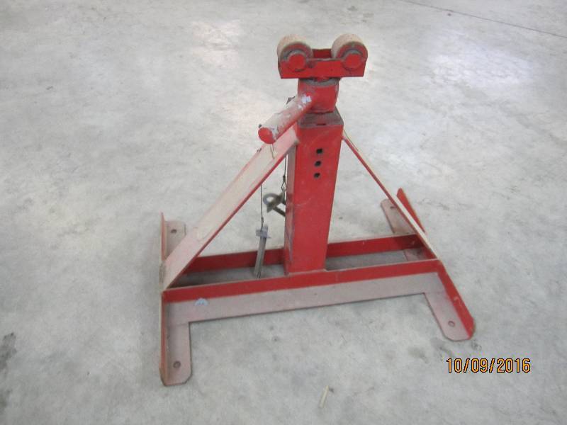 Screw type reel stand...