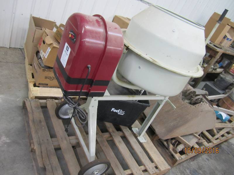 Tool Shop cement mixer, looks unuse...
