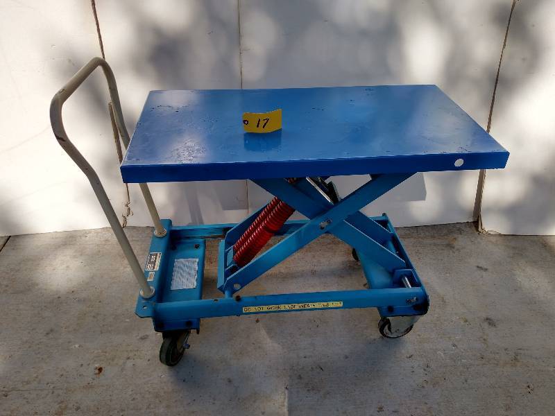 lot 17 image: Bishamon Scissor Lift Cart, 880 lb....