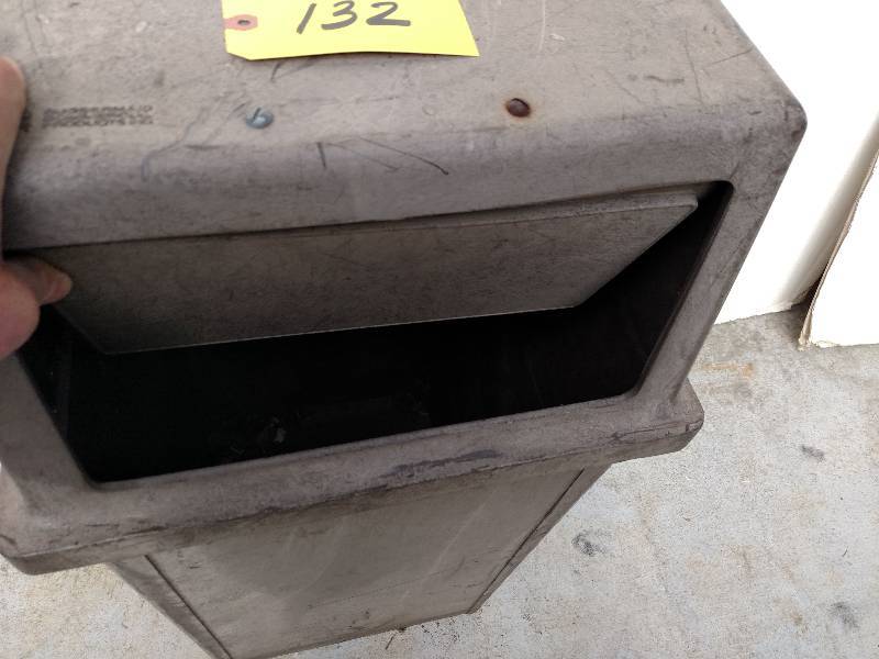 lot 132 image: Rubbermaid 35 Gallon Outdoor Trash ...