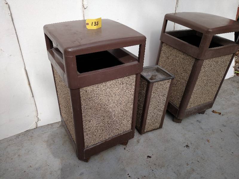 lot 133 image: Howard Decorative Ash Tray & (2) Ho...