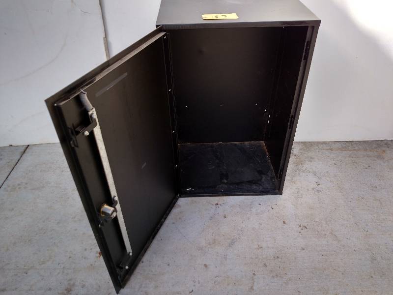 lot 33 image: Locking Cabinet, 22 x 18 x 34...
