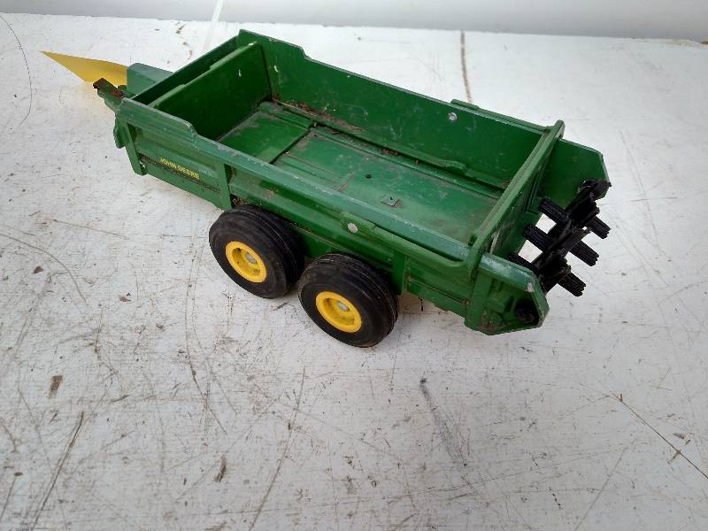 lot 141 image: Ertl Die Cast John Deere Manure Spr...
