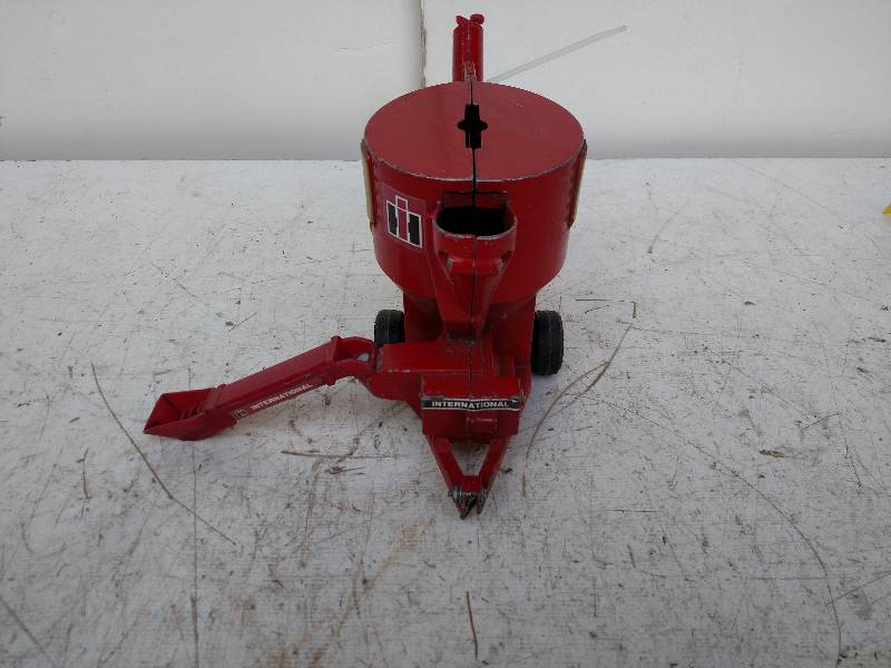 lot 142 image: Ertl Die Cast International Hammer ...