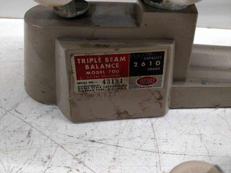 lot 100 image: Ohaus Model 700 Scale, 2610 Grams C...