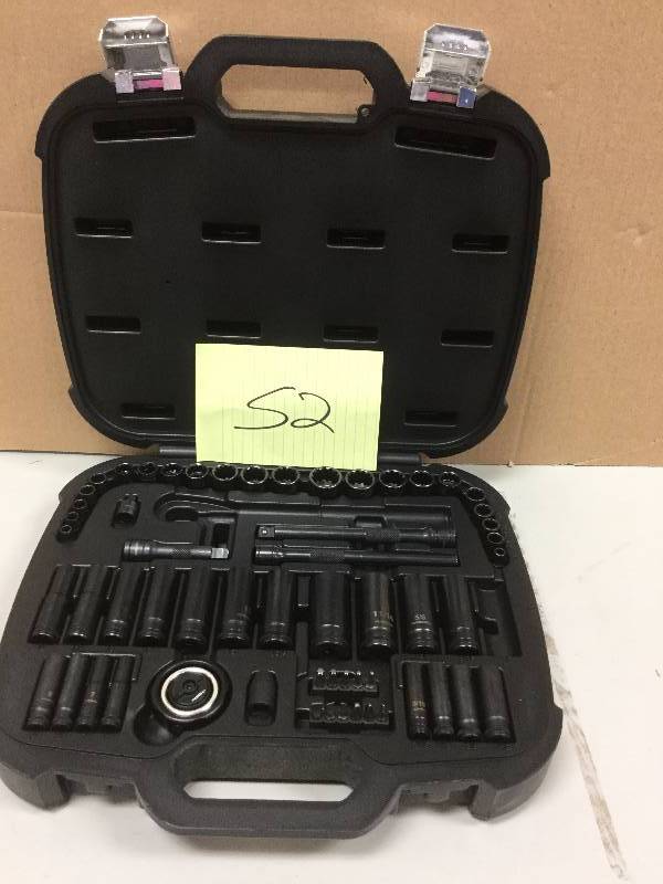 lot 152 image: Husky 60 PC Mechanic Set