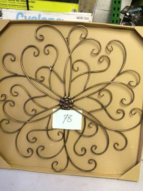 lot 78 image: Stratton Home Dcor SHD0200 Classic Medallion Wall Dcor New Stock and actual photos used to display item