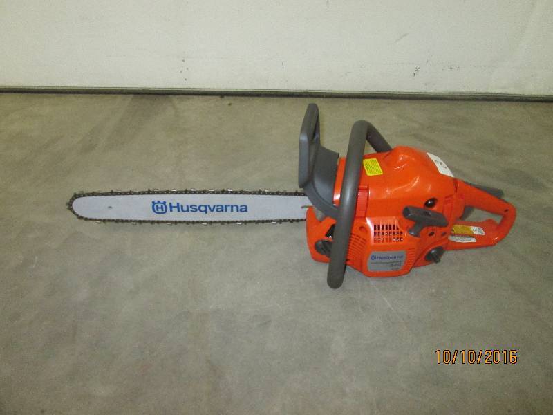 lot 2 image: Husqvarna 440 Chainsaw, Runs & Oper...