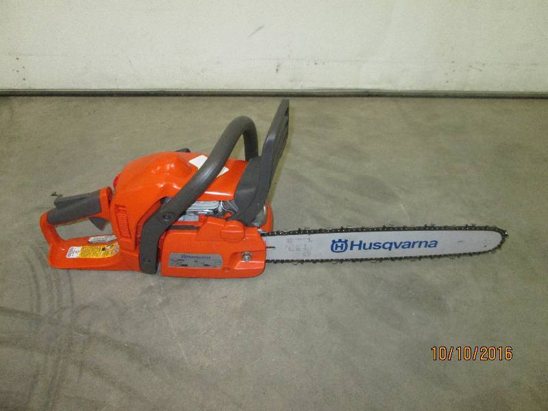 lot 6 image: Husqvarna 435 Chainsaw, Runs & Oper...