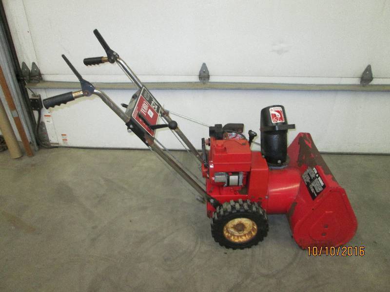lot 10 image: Toro 521 Snowblower, Runs & Operate...