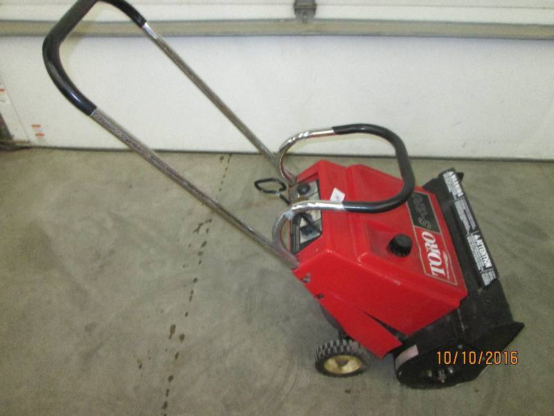 lot 14 image: Toro S620 Single Stage Snowblower, ...